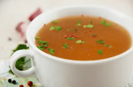 Caldo de carne en una taza