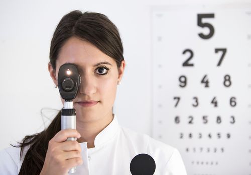 Difference Between Optometrist and Ophthalmologist