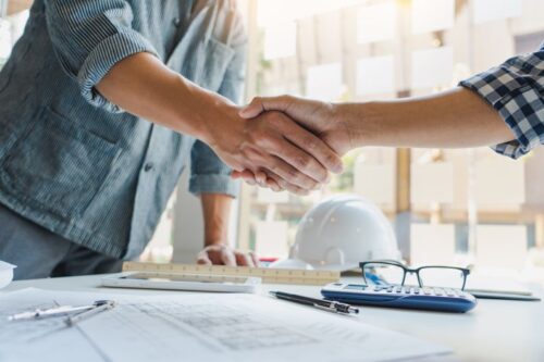 Difference Between DIY and Hiring Contractors in Arizona